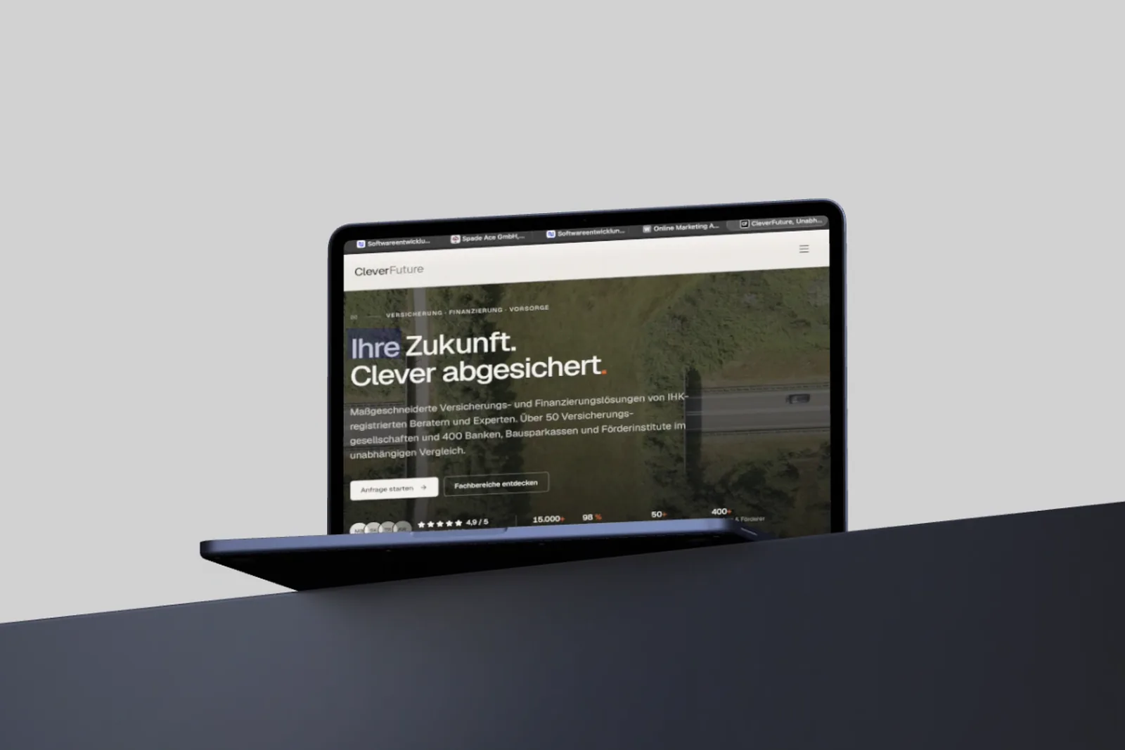 Die Startseite von CleverFuture auf einem Notebook: „Ihre Zukunft. Clever abgesichert“, darunter Schaltflächen für Anfrage und Fachbereiche.