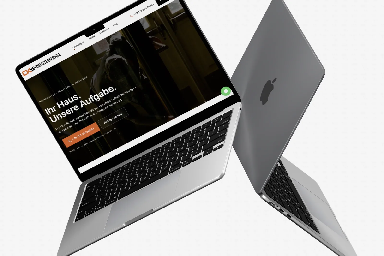 Die Startseite von DK Hausmeisterservice auf einem Notebook: „Ihr Haus. Unsere Aufgabe.“, darunter die Telefonnummer als große Schaltfläche und ein Formular für die Anfrage.