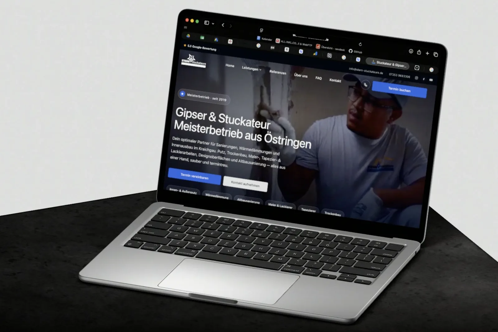 Die Startseite von stern-stuckateure.de auf einem Notebook: Meisterbetrieb aus Östringen, darüber die Google-Bewertung, darunter die Leistungen von Innen- und Außenputz bis Trockenbau.